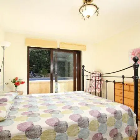 Sleeps 8 With Pool Air Con And Wifi Villa