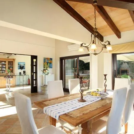 Villa Sleeps 8 With Pool Air Con And Wifi *